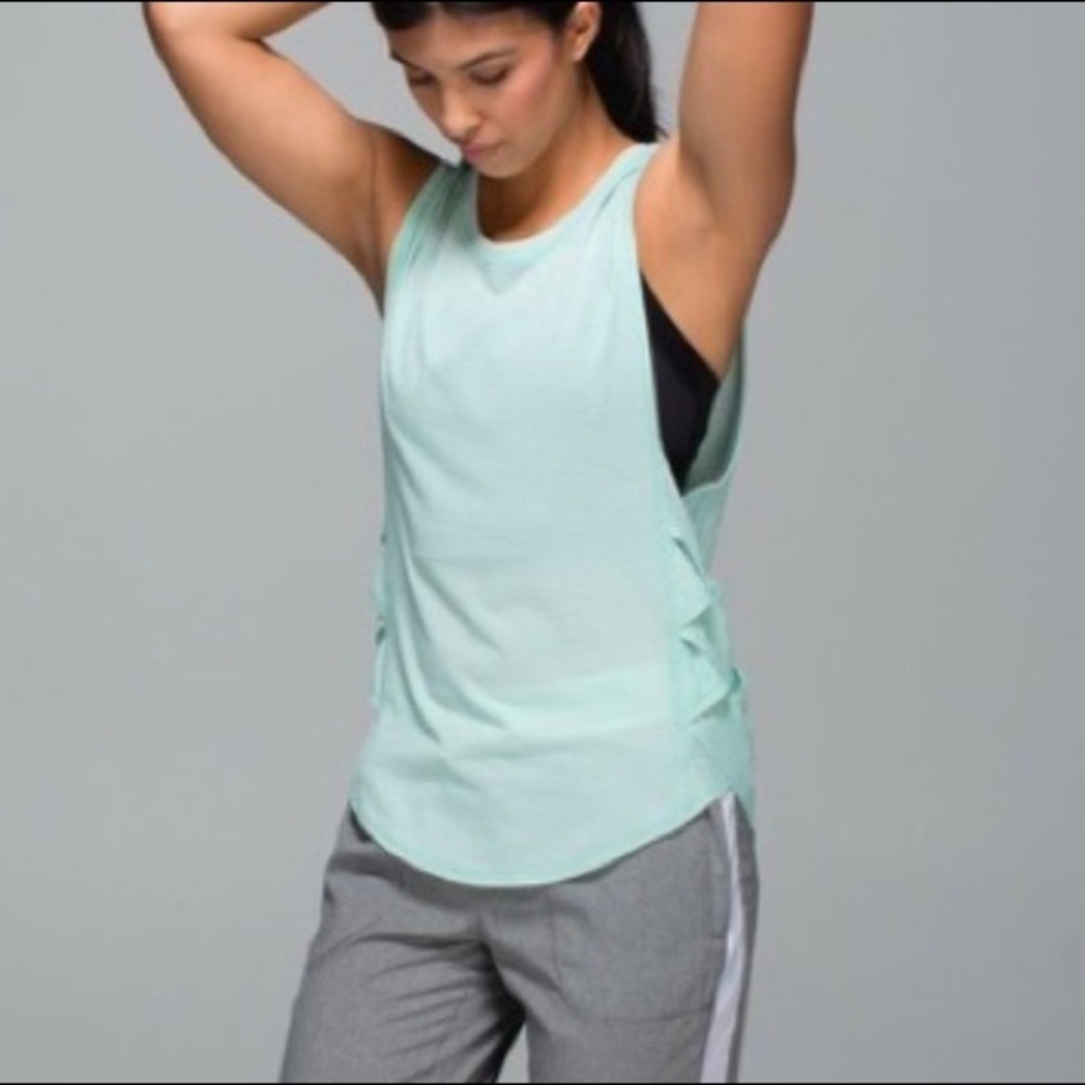 Lululemon var-city muscle criss cross side tank